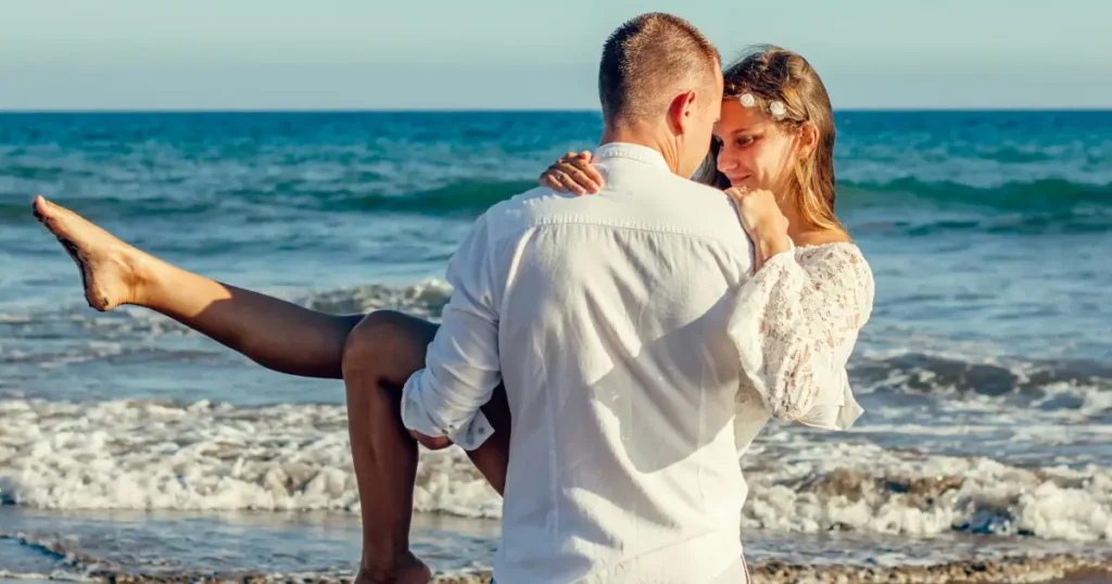 difference between love bombing and honeymoon phase