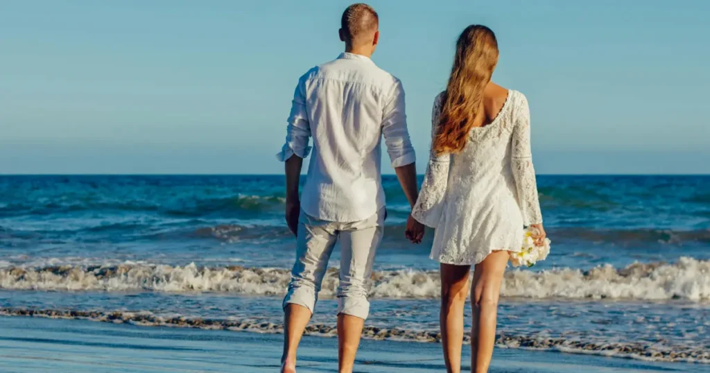 difference between love bombing and honeymoon phase